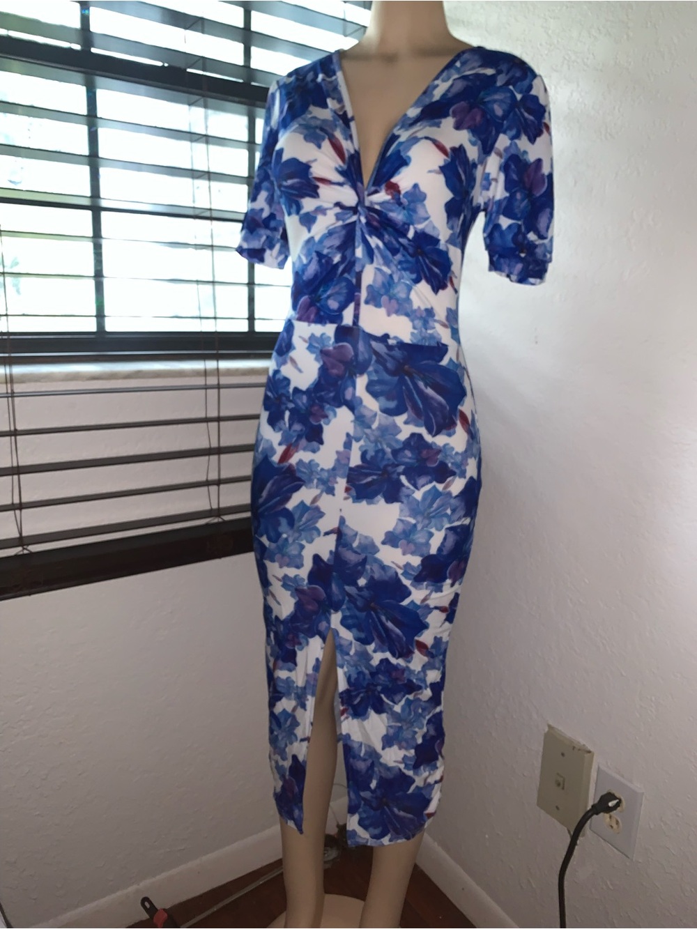 Blue Floral Twist-Front Dress, l PRINTED KNOT FRONT MIDI DRESS - L/XL - Picture 7 of 7